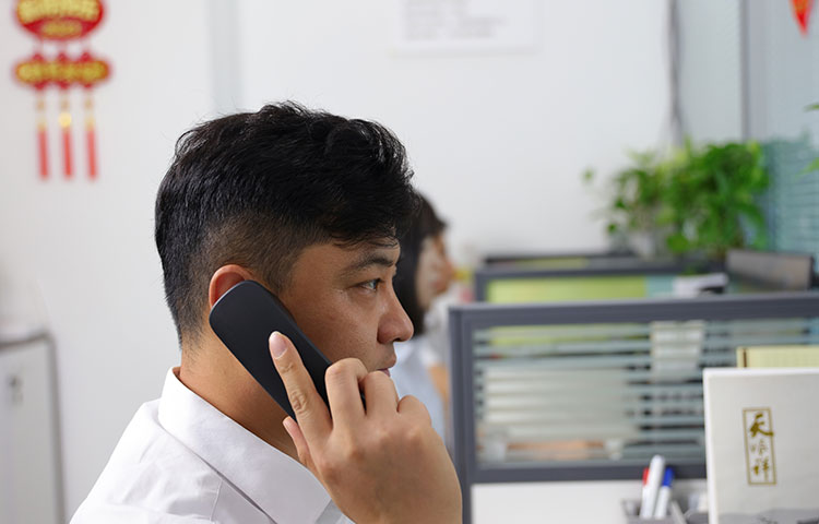 咨询顾问以更饱满热情的态度接受每一位家属的咨询 咨询顾问以更饱满热情的态度接受每一位家属的咨询