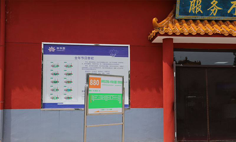 公交站就在服务厅大门前 公交站就在服务厅大门前