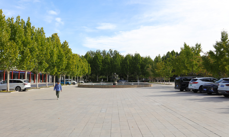 一位家属刚好停好车朝陵园服务中心走来