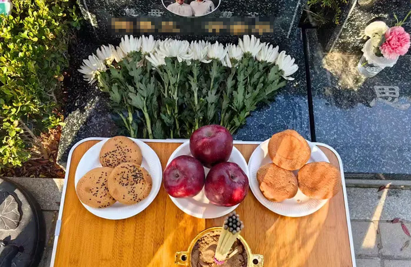 供品摆放在墓前 供品摆放在墓前