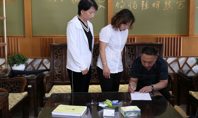 家属签署购墓协议