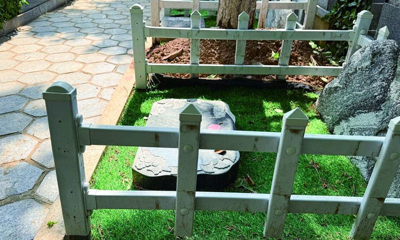 灵山宝塔陵园慈安园生态葬卧碑